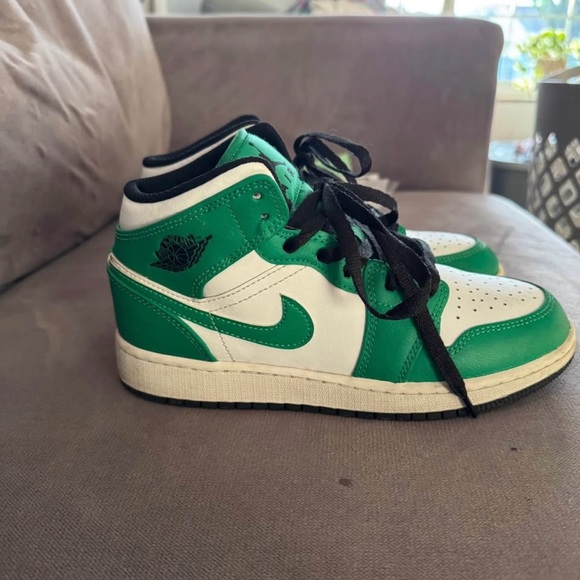 Air Jordan 1 Mid GS 'Lucky Green' NIKE SIZE 4.5Y - Picture 2 of 4